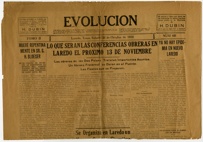 Yellowed close-up of the top half of a front page of the Spanish-language newspaper Evolución, dated Laredo, Texas, Sábado 26 de Octubre de 1918. A large vertical crease down the middle shows where the once-torn item has been restored.