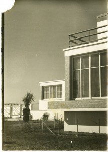 Sid Richardson residence photograph of exterior corner, undated. San Jose Island, Texas. O'Neil Ford collection, Alexander Architectural Archive, University of Texas Libraries, The University of Texas at Austin.
